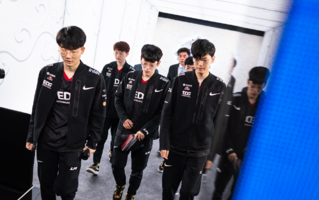 两人甚至不 两人甚至不